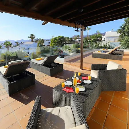 Wonderful Puerto Del Carmen Location Cilla Sea Views Large Pool Area Lanzarote Villa Tias