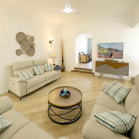 Wonderful Puerto Del Carmen Location Cilla Sea Views Large Pool Area Lanzarote *