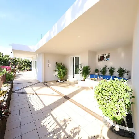 Wonderful Puerto Del Carmen Location Cilla Sea Views Large Pool Area Lanzarote Villa